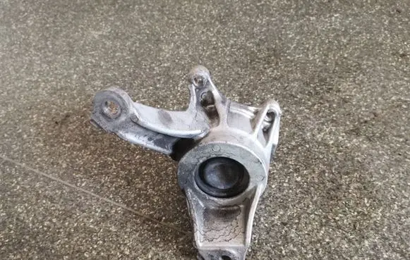 Honda Civic Engine mount bracket