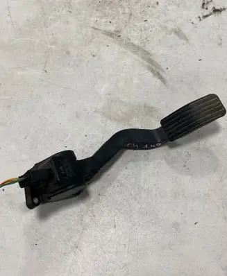 Accelerator throttle pedal
