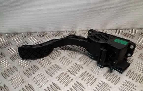 Accelerator throttle pedal