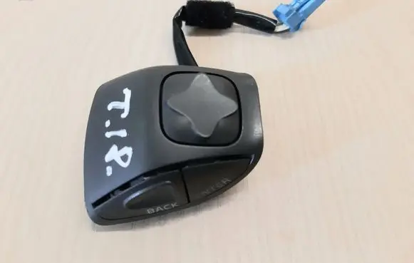 Steering wheel buttons/switches