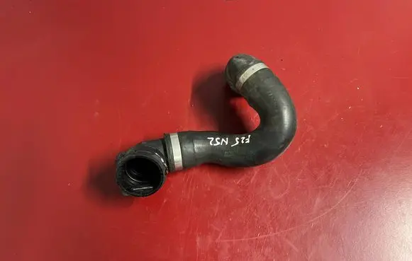 Engine coolant pipe/hose