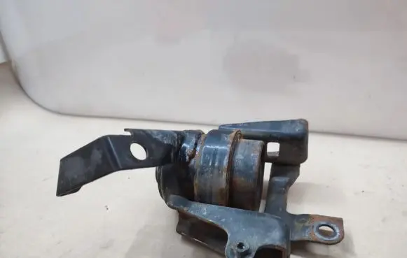 Toyota Avensis T250 Engine mount bracket