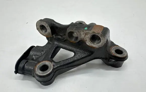 Engine mounting bracket