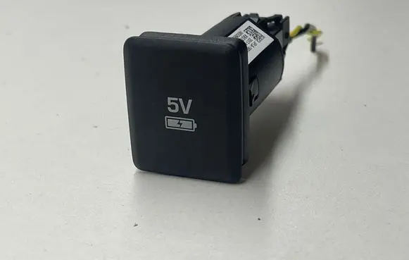 Jaguar E-Pace USB socket connector JPLA19010CA 20171114