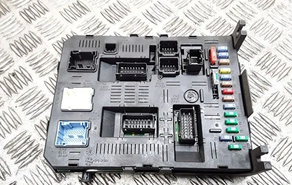Peugeot 307 CC Fuse module 9663510380