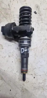 Volkswagen PASSAT B6 Fuel injector 037130073AG