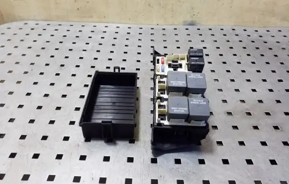 Jeep Grand Cherokee Relay mounting block 