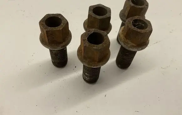 Volkswagen PASSAT B6 Anti-theft wheel nuts and lock 
