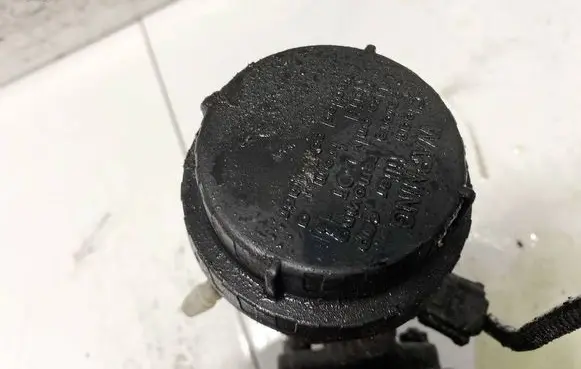 Brake fluid reservoir