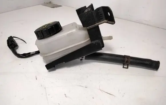 Mazda CX-7 Brake fluid reservoir 