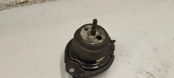 Jeep Grand Cherokee Engine mount bracket