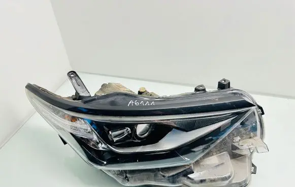 Toyota Auris E180 Headlight/headlamp 8111002K60