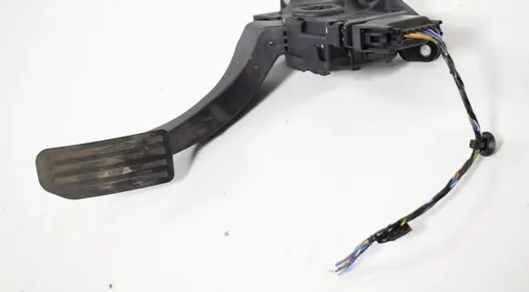 Mitsubishi L200 Accelerator throttle pedal 31329059