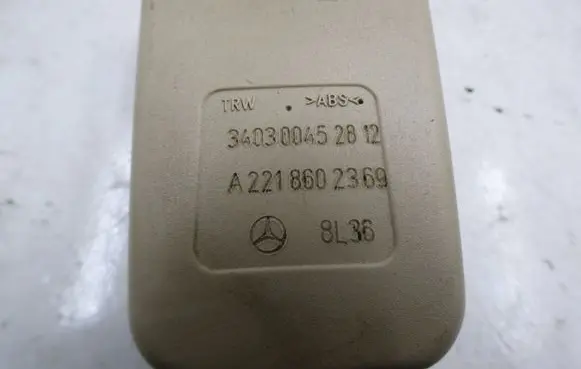 Mercedes-Benz S W221 Rear seatbelt buckle A2218602369 3403004528 8L36