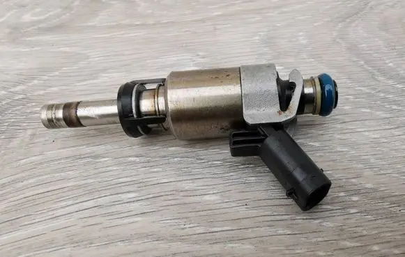 Audi A4 S4 B8 8K Fuel injector 0261500