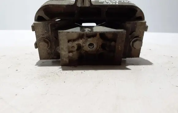 Renault Master III Engine mount bracket 8200676857
