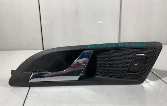 Skoda Octavia Mk2 (1Z) Front door interior handle 1Z0837247