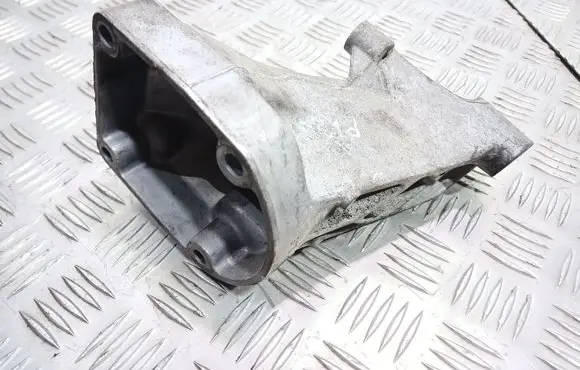 Mercedes-Benz C W203 Engine mounting bracket