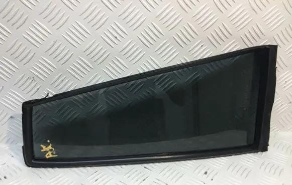 Mitsubishi Pajero Sport I Rear side window MR237979
