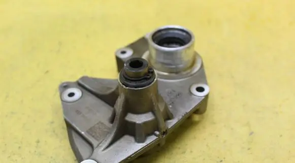 Audi A8 S8 D3 4E Oil pump balance shaft 057109361G