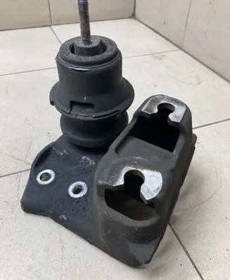 Subaru Outback Engine mount bracket