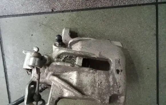 Opel Vivaro Rear brake caliper 000
