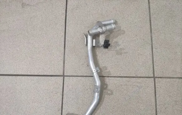 Land Rover Discovery Sport Engine coolant pipe/hose K4D318B402BB