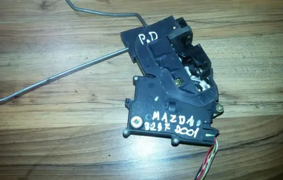 Mazda 323 F Front door lock