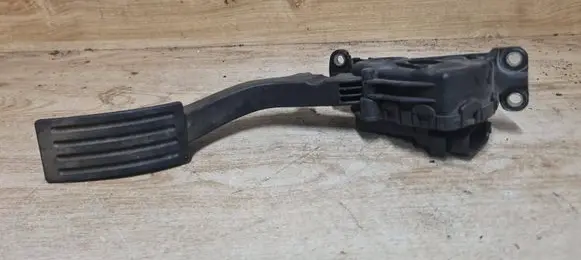 Accelerator throttle pedal