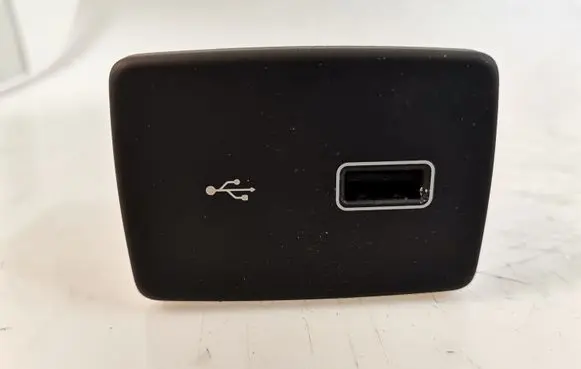 Peugeot Boxer USB socket connector 07356855900 03270