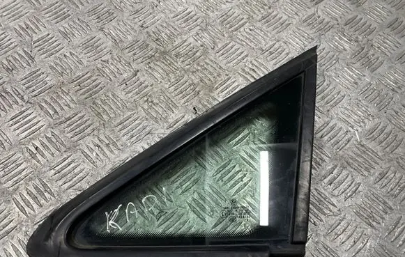 Volkswagen Touran II Front triangle window/glass 