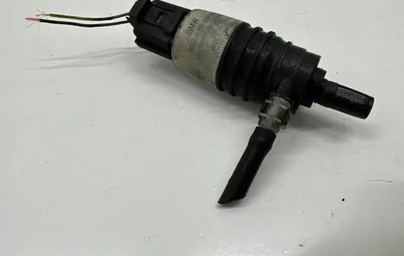 BMW 5 G30 G31 Windscreen/windshield washer pump 7298309