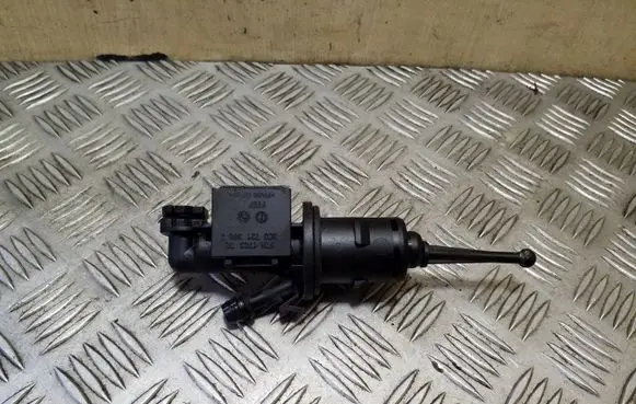 Volkswagen PASSAT CC Clutch master cylinder 3C0721388J
