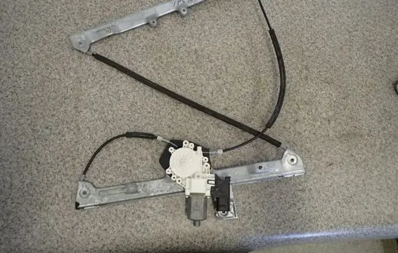 Mitsubishi Colt Front door window regulator with motor 