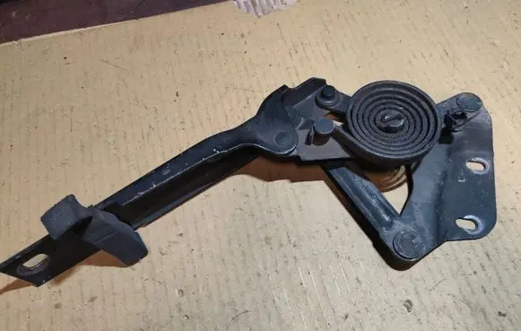 Engine bonnet/hood hinges