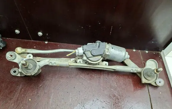 Mazda 5 Front wiper linkage and motor 1593000600
