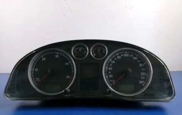 Volkswagen PASSAT B5.5 Speedometer (instrument cluster) 3B0920829D