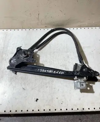 Rear door manual window regulator