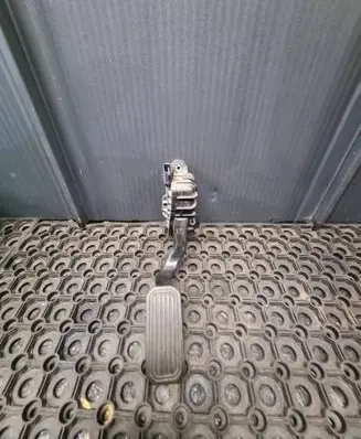 Accelerator throttle pedal