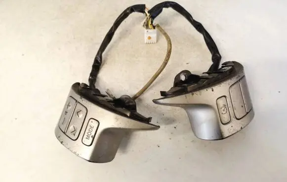 Toyota Auris 150 Steering wheel buttons/switches 