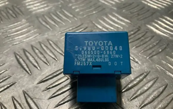 Toyota Avensis T270 Hazard warning light relay 819800D040
