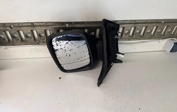 Opel Vivaro Front door electric wing mirror 963022266R 595DD0482
