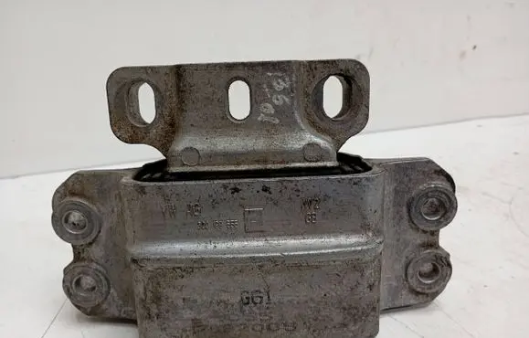 Volkswagen PASSAT B6 Engine mount bracket 3C0199555