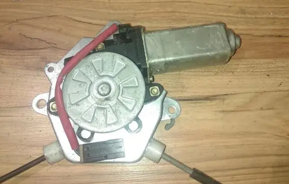 Nissan Almera Front door window regulator motor 70424