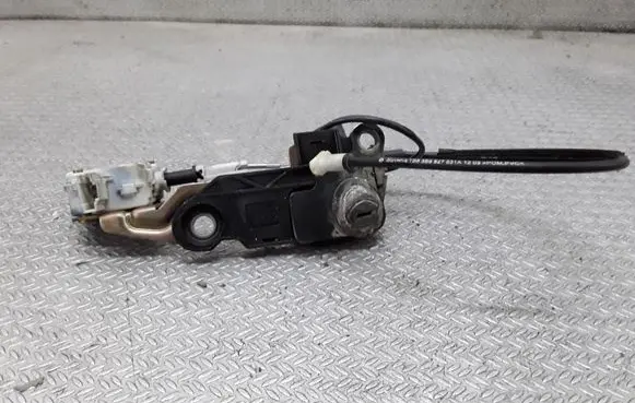 Volkswagen PASSAT B5.5 Tailgate exterior lock 3B9827297A