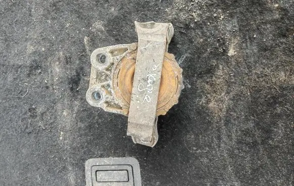 Ford Kuga I Engine mounting bracket