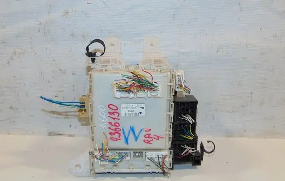 Toyota RAV 4 (XA30) Fuse module 8273042300 8273042020 7C071352