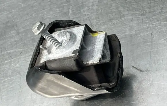 Engine mount bracket