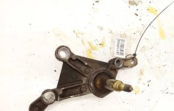 Nissan Primera Engine mounting bracket