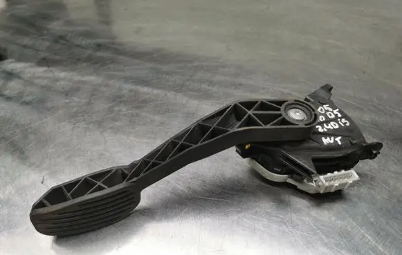Volvo V70 Accelerator throttle pedal 30683517